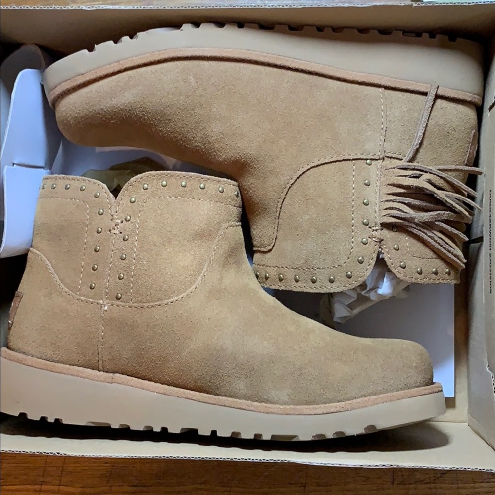 Uggs K Cindy kids size 3. NIB
